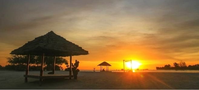 Suasana Sunrise Pantai Pasir Perawan Pulau Pari